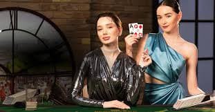 Dealer langsung suges bola tersenyum di studio multi-kamera yang profesional